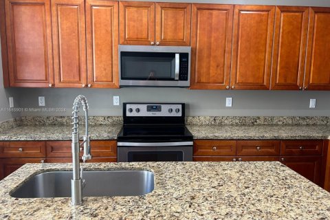 Townhouse in Tamarac, Florida 3 bedrooms, 152.55 sq.m. № 2015148 - photo 9