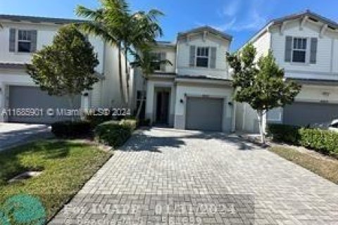 Townhouse in Tamarac, Florida 3 bedrooms, 152.55 sq.m. № 2015148