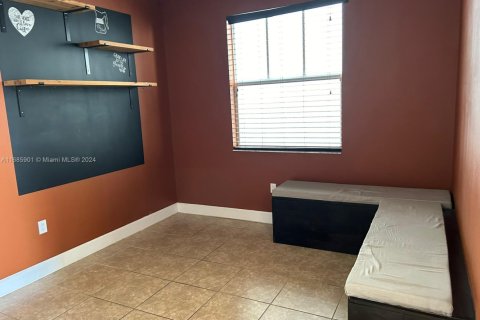 Townhouse in Tamarac, Florida 3 bedrooms, 152.55 sq.m. № 2015148 - photo 5