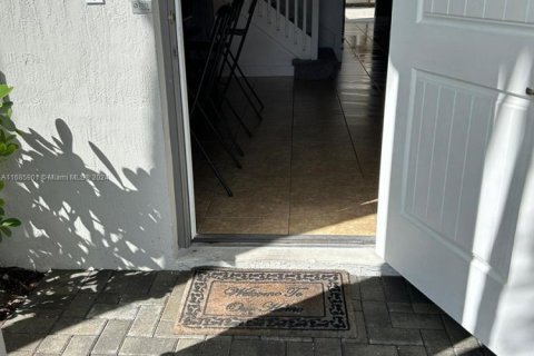 Townhouse in Tamarac, Florida 3 bedrooms, 152.55 sq.m. № 2015148 - photo 2