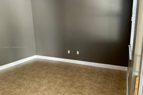 Townhouse in Tamarac, Florida 3 bedrooms, 152.55 sq.m. № 2015148 - photo 10