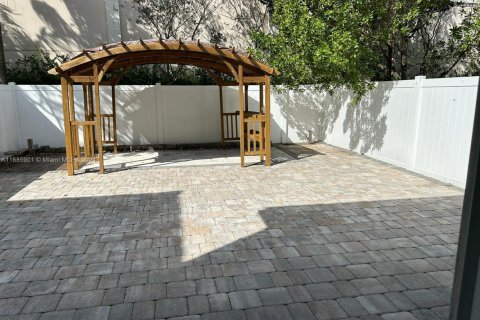 Townhouse in Tamarac, Florida 3 bedrooms, 152.55 sq.m. № 2015148 - photo 11