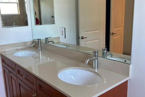 Townhouse in Tamarac, Florida 3 bedrooms, 152.55 sq.m. № 2015148 - photo 16