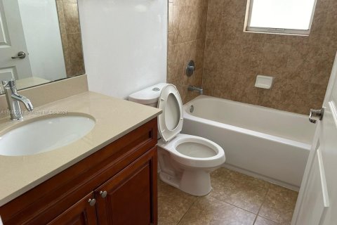 Townhouse in Tamarac, Florida 3 bedrooms, 152.55 sq.m. № 2015148 - photo 20