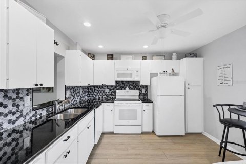 Condo in Bradenton, Florida, 2 bedrooms  № 1550965 - photo 11