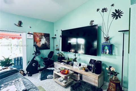 House in Miami, Florida 4 bedrooms, 177.26 sq.m. № 2065248 - photo 10