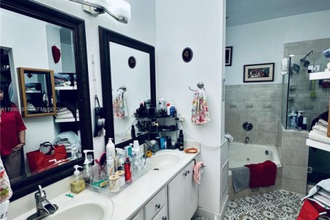 House in Miami, Florida 4 bedrooms, 177.26 sq.m. № 2065248 - photo 17