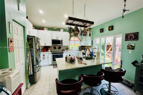 House in Miami, Florida 4 bedrooms, 177.26 sq.m. № 2065248 - photo 7