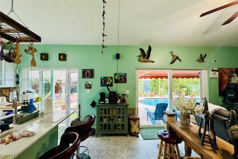 House in Miami, Florida 4 bedrooms, 177.26 sq.m. № 2065248 - photo 8