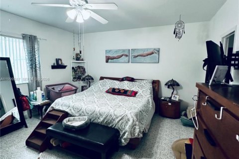 House in Miami, Florida 4 bedrooms, 177.26 sq.m. № 2065248 - photo 13