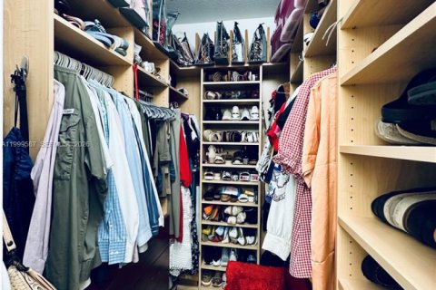 House in Miami, Florida 4 bedrooms, 177.26 sq.m. № 2065248 - photo 16