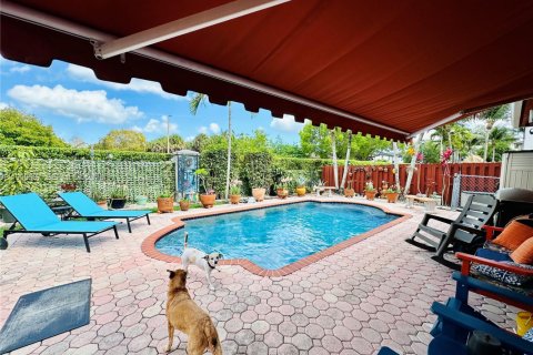 House in Miami, Florida 4 bedrooms, 177.26 sq.m. № 2065248 - photo 4