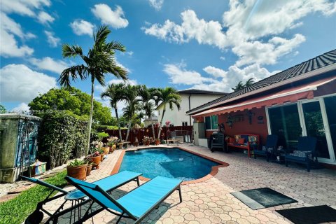 House in Miami, Florida 4 bedrooms, 177.26 sq.m. № 2065248 - photo 3