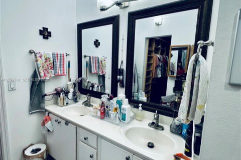 House in Miami, Florida 4 bedrooms, 177.26 sq.m. № 2065248 - photo 18