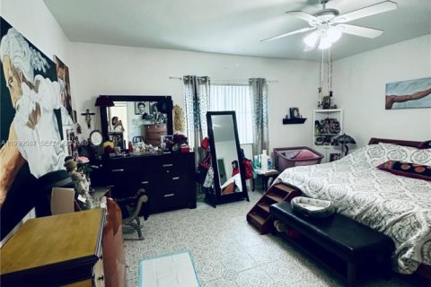 House in Miami, Florida 4 bedrooms, 177.26 sq.m. № 2065248 - photo 14