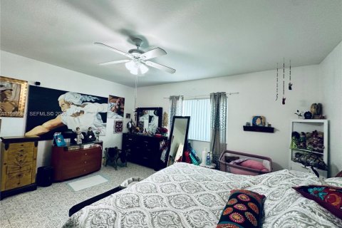 House in Miami, Florida 4 bedrooms, 177.26 sq.m. № 2065248 - photo 15