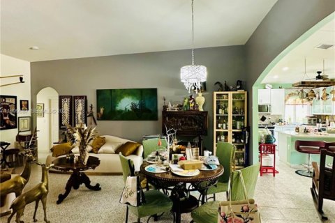 House in Miami, Florida 4 bedrooms, 177.26 sq.m. № 2065248 - photo 21