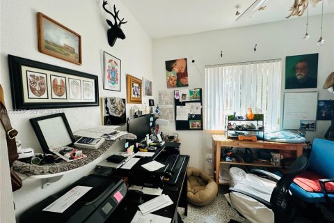 House in Miami, Florida 4 bedrooms, 177.26 sq.m. № 2065248 - photo 28