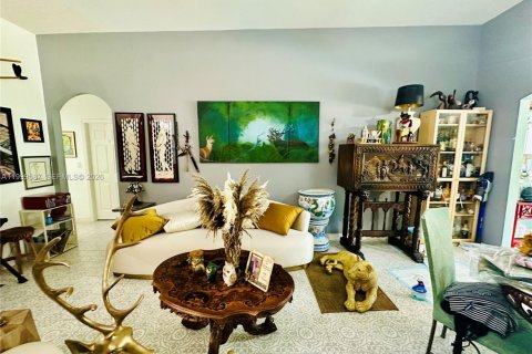 House in Miami, Florida 4 bedrooms, 177.26 sq.m. № 2065248 - photo 12