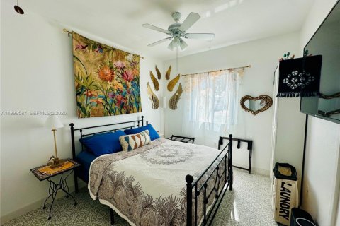 House in Miami, Florida 4 bedrooms, 177.26 sq.m. № 2065248 - photo 23