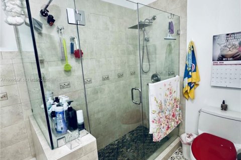 House in Miami, Florida 4 bedrooms, 177.26 sq.m. № 2065248 - photo 19