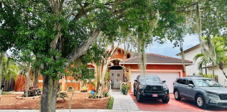 House in Miami, Florida 4 bedrooms, 177.26 sq.m. № 2065248