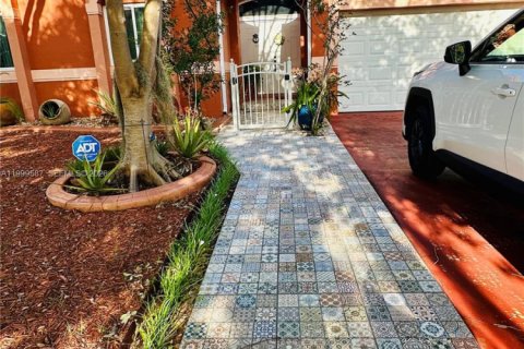 House in Miami, Florida 4 bedrooms, 177.26 sq.m. № 2065248 - photo 2