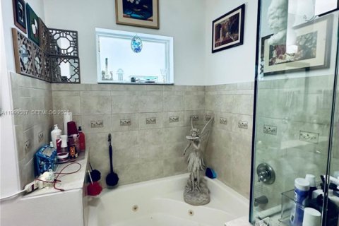 House in Miami, Florida 4 bedrooms, 177.26 sq.m. № 2065248 - photo 20