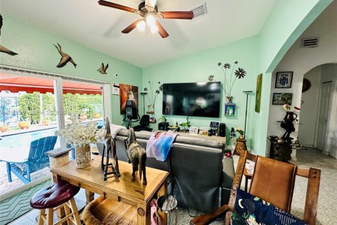 House in Miami, Florida 4 bedrooms, 177.26 sq.m. № 2065248 - photo 9