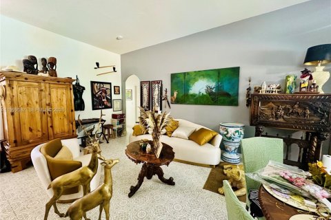 House in Miami, Florida 4 bedrooms, 177.26 sq.m. № 2065248 - photo 11