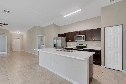 Villa ou maison à louer à Port St. Lucie, Floride: 4 chambres, 170.29 m2 № 2439160 - photo 9