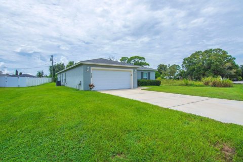 Villa ou maison à louer à Port St. Lucie, Floride: 4 chambres, 170.29 m2 № 2439160 - photo 2