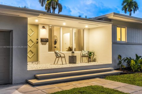 Casa en venta en Miami, Florida, 3 dormitorios, 154.12 m2 № 1882605 - foto 1