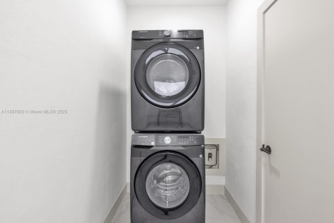 Casa en venta en Miami, Florida, 3 dormitorios, 154.12 m2 № 1882605 - foto 22