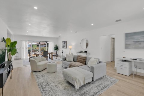 Casa en venta en Miami, Florida, 3 dormitorios, 154.12 m2 № 1882605 - foto 4