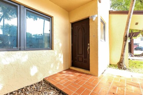 Condominio en alquiler en Miami, Florida, 3 dormitorios, 139.35 m2 № 1931403 - foto 7