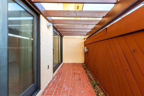 Condominio en alquiler en Miami, Florida, 3 dormitorios, 139.35 m2 № 1931403 - foto 18