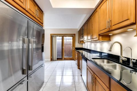 Condominio en alquiler en Miami, Florida, 3 dormitorios, 139.35 m2 № 1931403 - foto 2