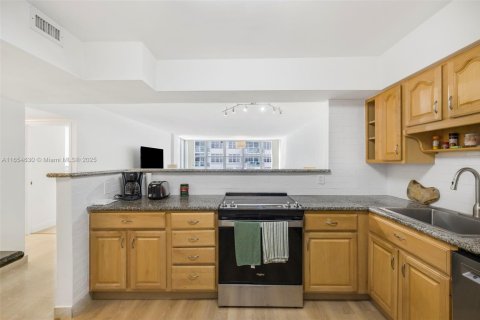 Condo in Miami Beach, Florida, 2 bedrooms  № 1860155 - photo 5