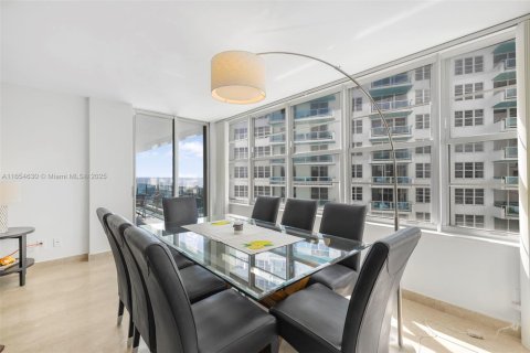 Condo in Miami Beach, Florida, 2 bedrooms  № 1860155 - photo 2