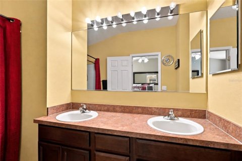 Townhouse in Lakewood Ranch, Florida 3 bedrooms, 125.98 sq.m. № 2402760 - photo 22
