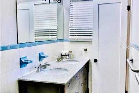 House in Tampa, Florida 3 bedrooms, 139.82 sq.m. № 2225864 - photo 7