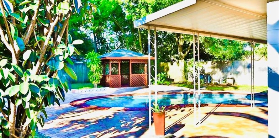 House in Tampa, Florida 3 bedrooms, 139.82 sq.m. № 2225864