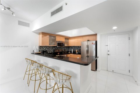 Condo in Hollywood, Florida, 2 bedrooms № 1927847 - photo 8