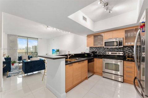 Condo in Hollywood, Florida, 2 bedrooms № 1927847 - photo 1