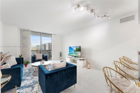 Condo in Hollywood, Florida, 2 bedrooms № 1927847 - photo 3