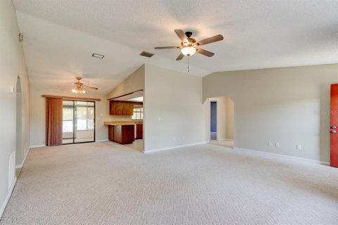 House in Edgewater, Florida 3 bedrooms, 137.5 sq.m. № 1916252 - photo 4