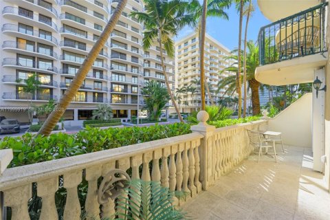 Condominio en alquiler en Surfside, Florida, 1 dormitorio, 67.82 m2 № 2170113 - foto 11