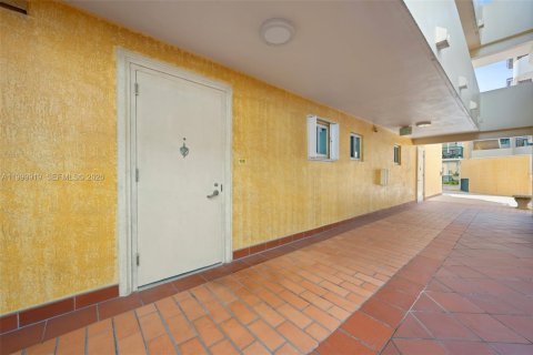 Condominio en alquiler en Surfside, Florida, 1 dormitorio, 67.82 m2 № 2170113 - foto 12