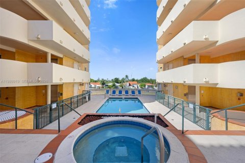 Condominio en alquiler en Surfside, Florida, 1 dormitorio, 67.82 m2 № 2170113 - foto 13